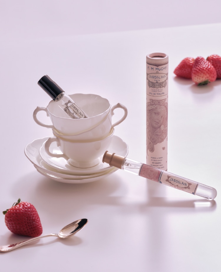 ティーカップとヤロスラヴァの香水ボトル