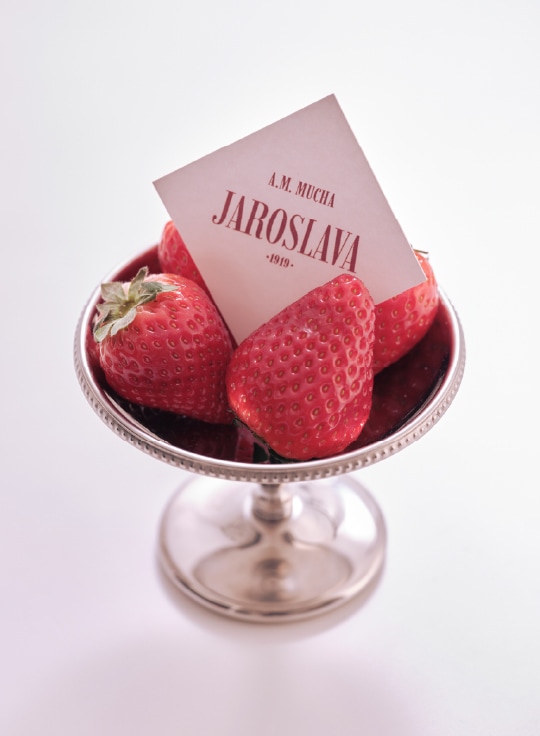 銀の器に盛り付けられたイチゴとJaroslavaのカード