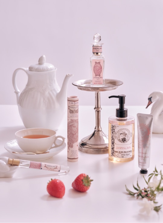 ティーセットと一緒にディスプレイされた香水・ハンドソープ・ハンドクリームの商品写真